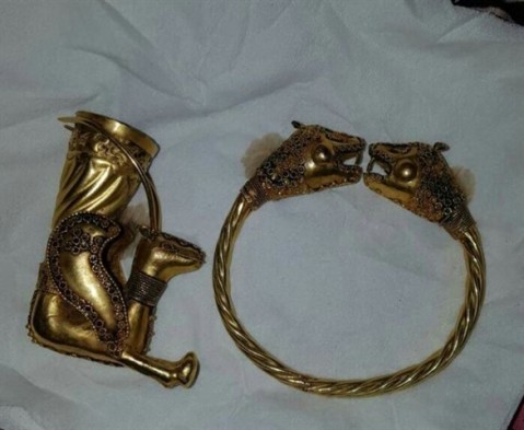 ماجرای دستبند با نقش مار دو سر و جام طلا در دیشموک + تصویر