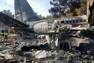 سقوط هواپیما در شهرک مسکونی/پیدا شدن جعبه سیاه/ انتقال 15 جسد و اعلام اسامی ۱۰ تن از قربانیان