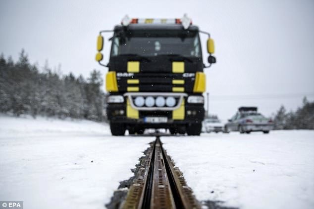 اولین جاده شارژکننده کامیون‌های برقی در سوئد +عکس