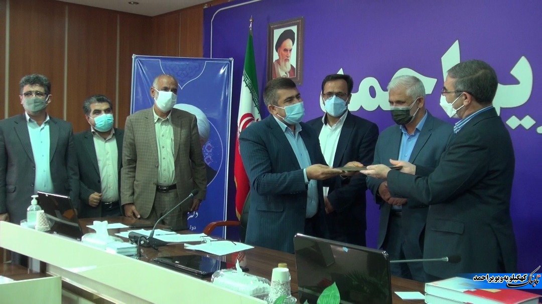 تجلیل استاندار از یک مدیر نمونه