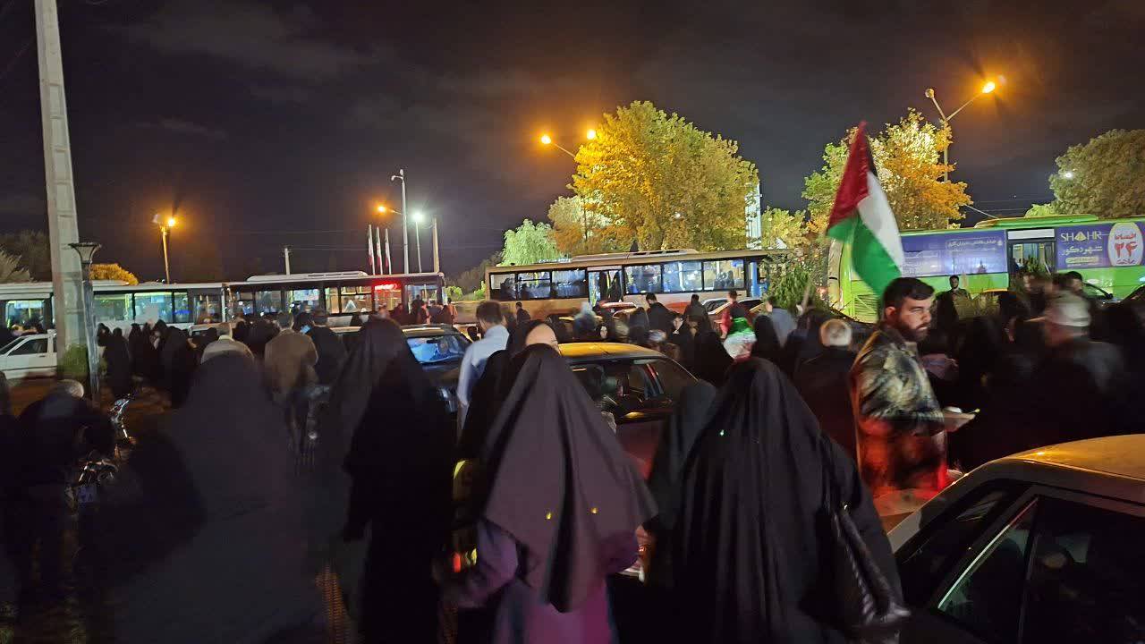 مردم همدان در تجمع ضد صهیونیستی پرچم های حزب الله را برافراشتند/ مردم جان بر کف همدان، با حرکت به سمت فرودگاه به منظور اعزام به لبنان برای خونخواهی سید مقاومت اعلام آمادگی کردند+ عکس مردم همدان در تجمع ضد صهیونیستی پرچم های حزب الله را برافراشتند/ مردم جان بر کف همدان، با حرکت به سمت فرودگاه به منظور اعزام به لبنان برای خونخواهی سید مقاومت اعلام آمادگی کردند+ عکس