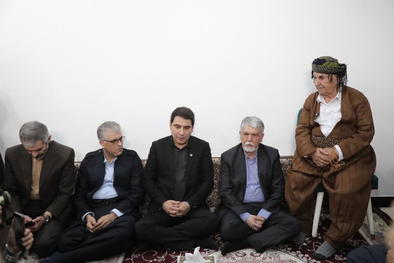 تجلیل وزیر فرهنگ و استاندار کردستان از استاد آواز هورامان، عثمان هورامی